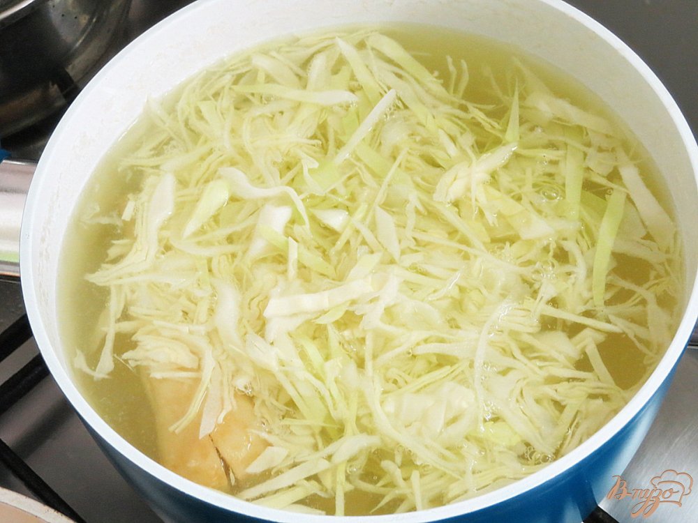 Фото приготовление рецепта: Щи со свежей капустой и фрикадельками шаг №5