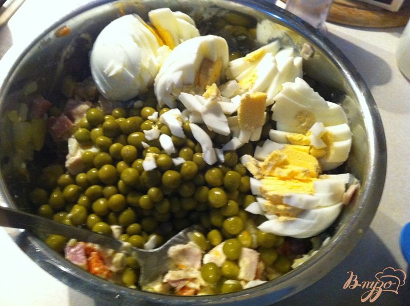 Салат Оливье с курицей и ветчиной Салат Оливье с курицей и ветчиной