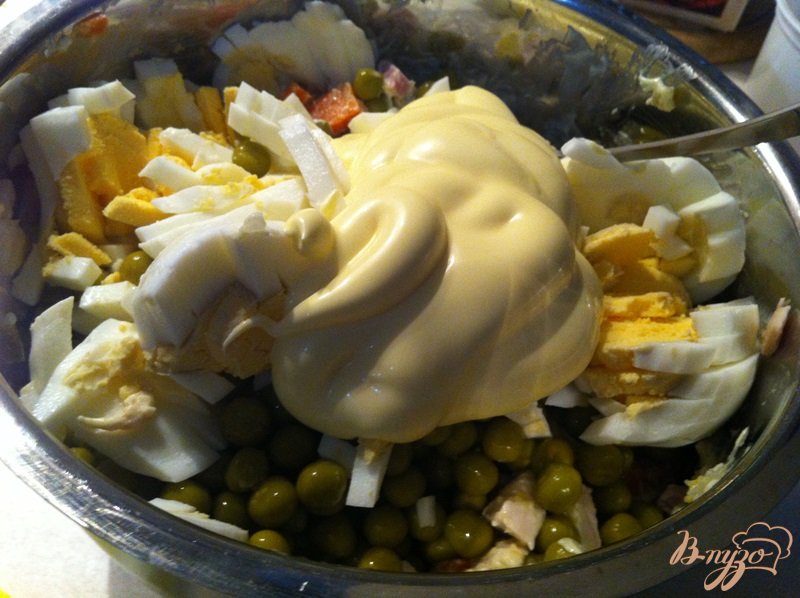 Салат Оливье с курицей и ветчиной Салат Оливье с курицей и ветчиной