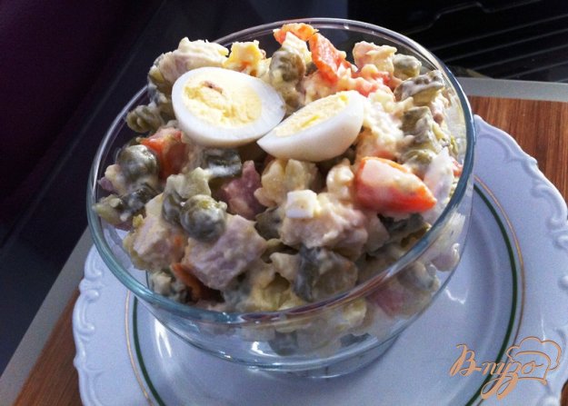 фото рецепта: Салат Оливье с курицей и ветчиной
