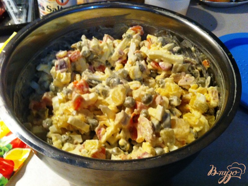 Салат Оливье с курицей и ветчиной Салат Оливье с курицей и ветчиной