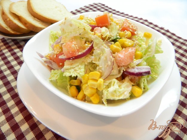 фото рецепта: Салат из пекинской капусты с кукурузой и фетой