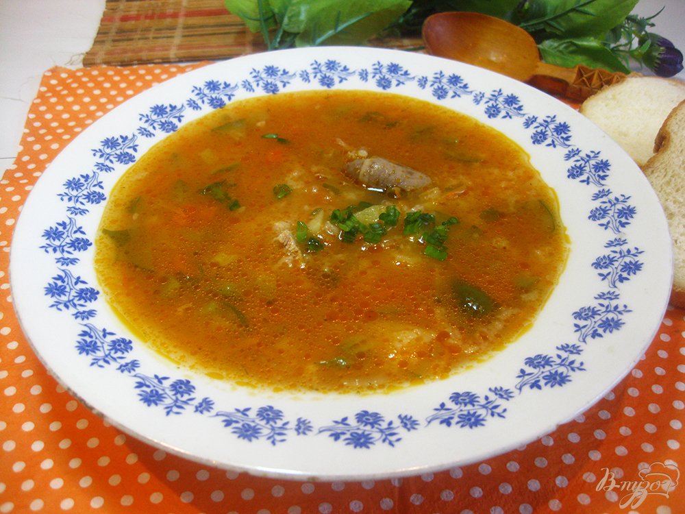Фото приготовление рецепта: Рассольник с свиными ребрышками и куриными сердечками шаг №14