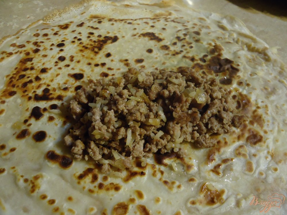 Фото приготовление рецепта: Блины с начинкой из мяса и риса шаг №5
