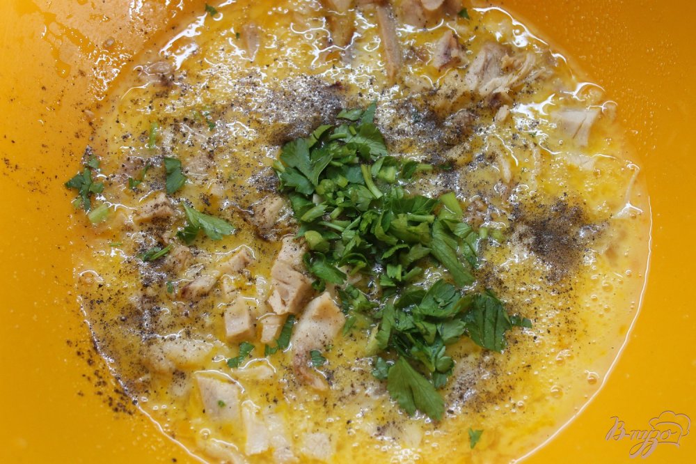 Фото приготовление рецепта: Гренки с курицей и зеленью шаг №3