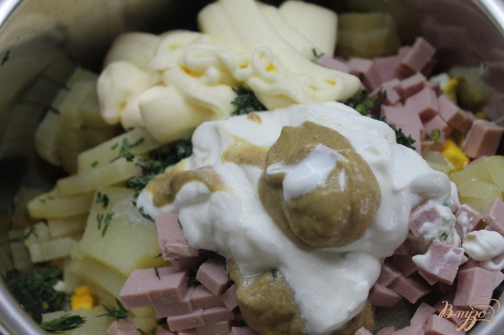 Фото приготовление рецепта: Весенняя окрошка с курицей, редисом и вареной колбасой шаг №6