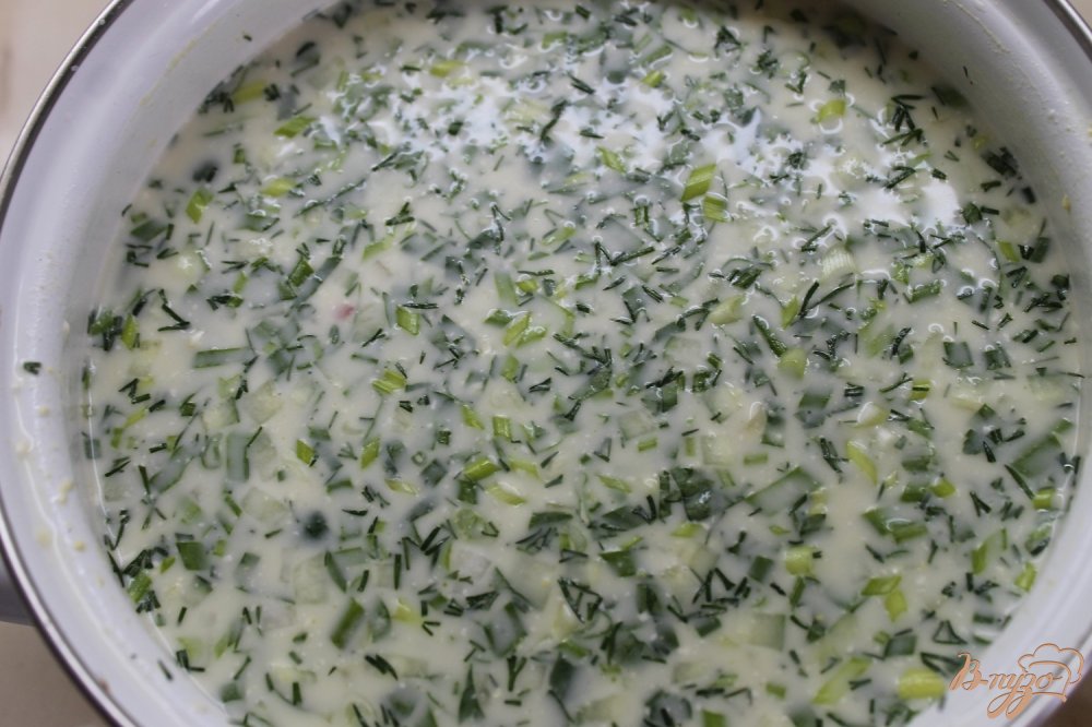 Фото приготовление рецепта: Весенняя окрошка с курицей, редисом и вареной колбасой шаг №7