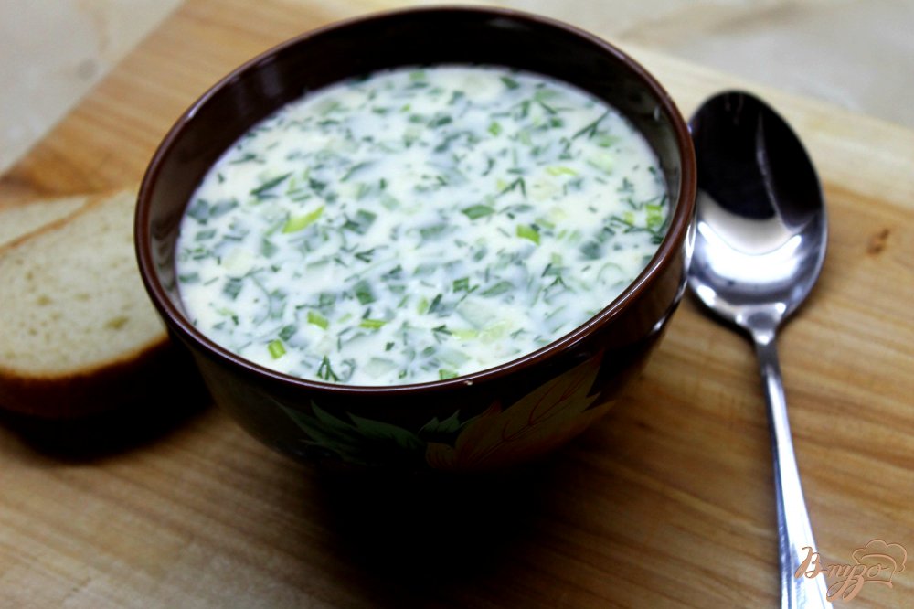 Фото приготовление рецепта: Весенняя окрошка с курицей, редисом и вареной колбасой шаг №8