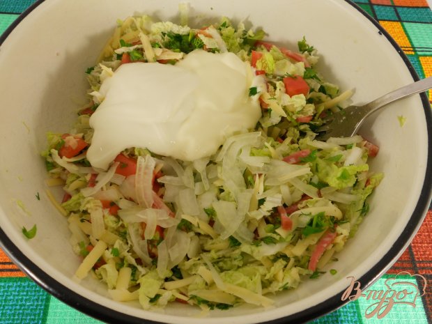Салат из пекинской капусты с колбасой, помидорами и сыром Салат из пекинской капусты с колбасой, помидорами и сыром