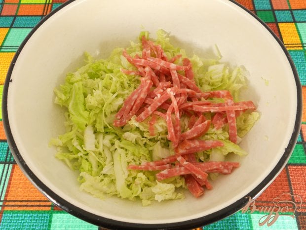 Салат из пекинской капусты с колбасой, помидорами и сыром Салат из пекинской капусты с колбасой, помидорами и сыром