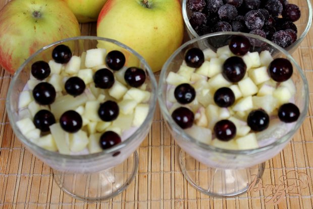 Творожный десерт с фруктами и ягодами