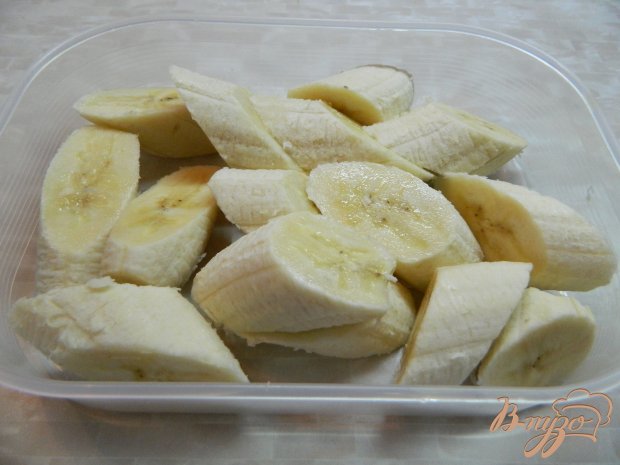 Банановый десерт с орехами