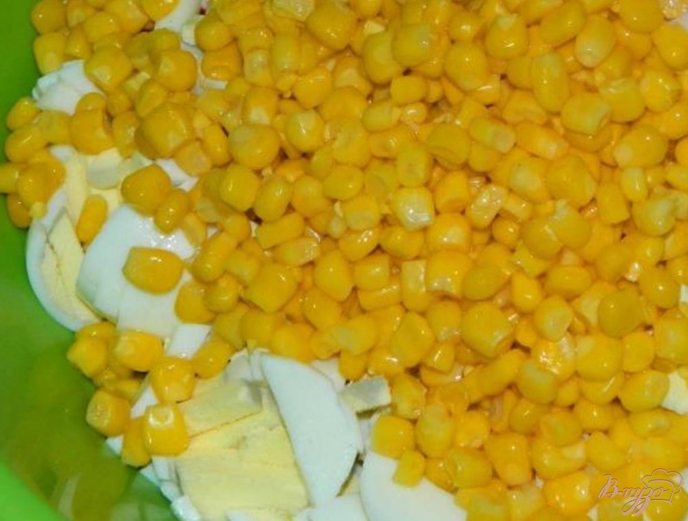 Куриный салат с огурцами и кукурузой Куриный салат с огурцами и кукурузой