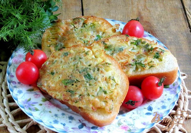 фото рецепта: Гренки с яйцом, лукром и зеленью