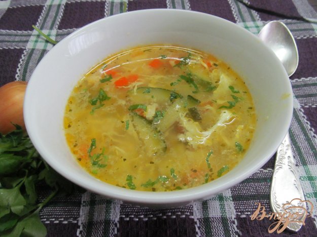 фото рецепта: Овощной суп с яйцом и кукурузной крупой