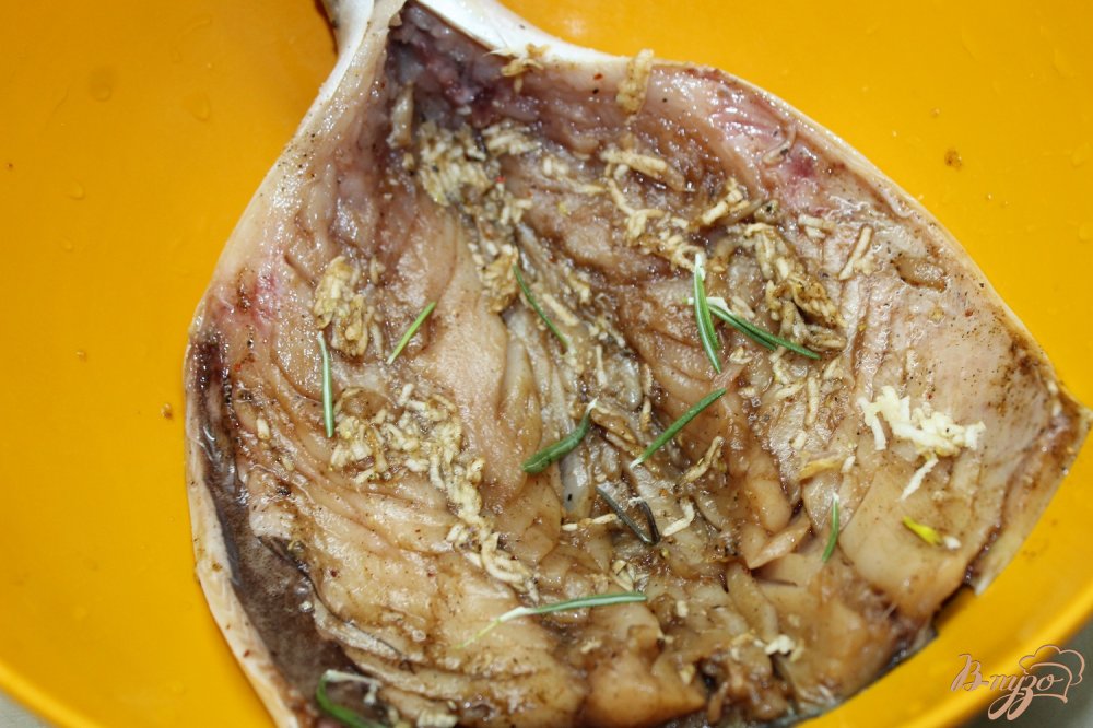 Фото приготовление рецепта: Скумбрия гриль с помидорами и сыром шаг №4