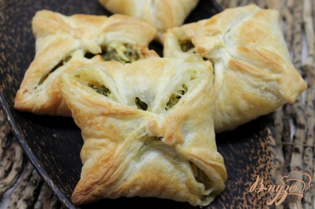 фото рецепта: Слойки с яйцом сыром и зеленью