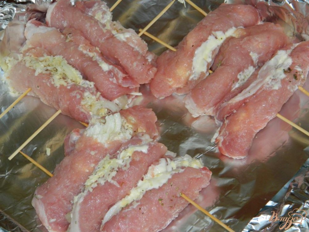 Мясные рулеты с луком и сыром Мясные рулеты с луком и сыром