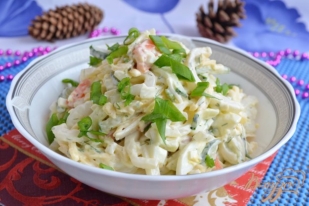 фото рецепта: Салат с кальмарами, сыром и свежим огурцом