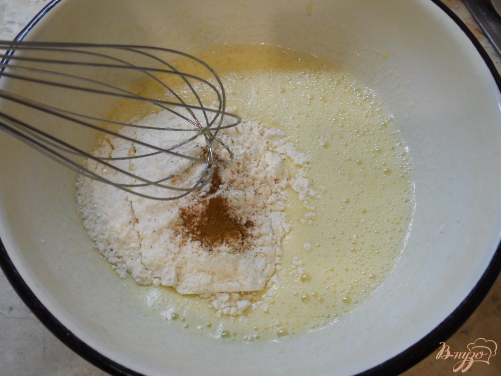 Шарлотка с яблоками и карамелью в микроволновке Шарлотка с яблоками и карамелью в микроволновке
