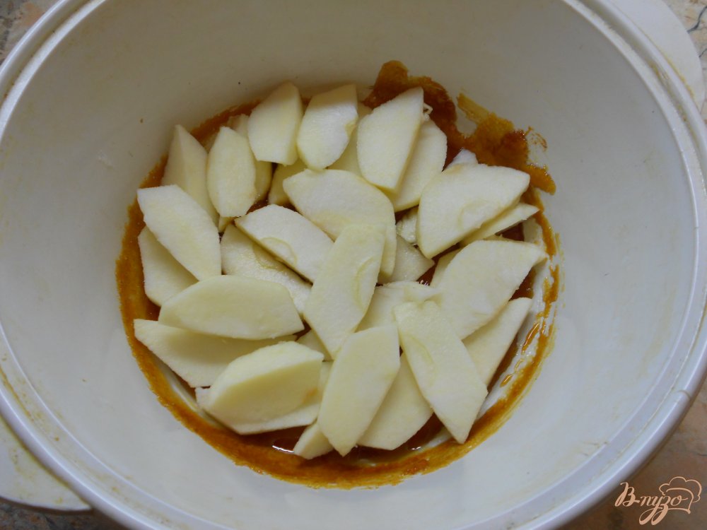 Шарлотка с яблоками и карамелью в микроволновке Шарлотка с яблоками и карамелью в микроволновке