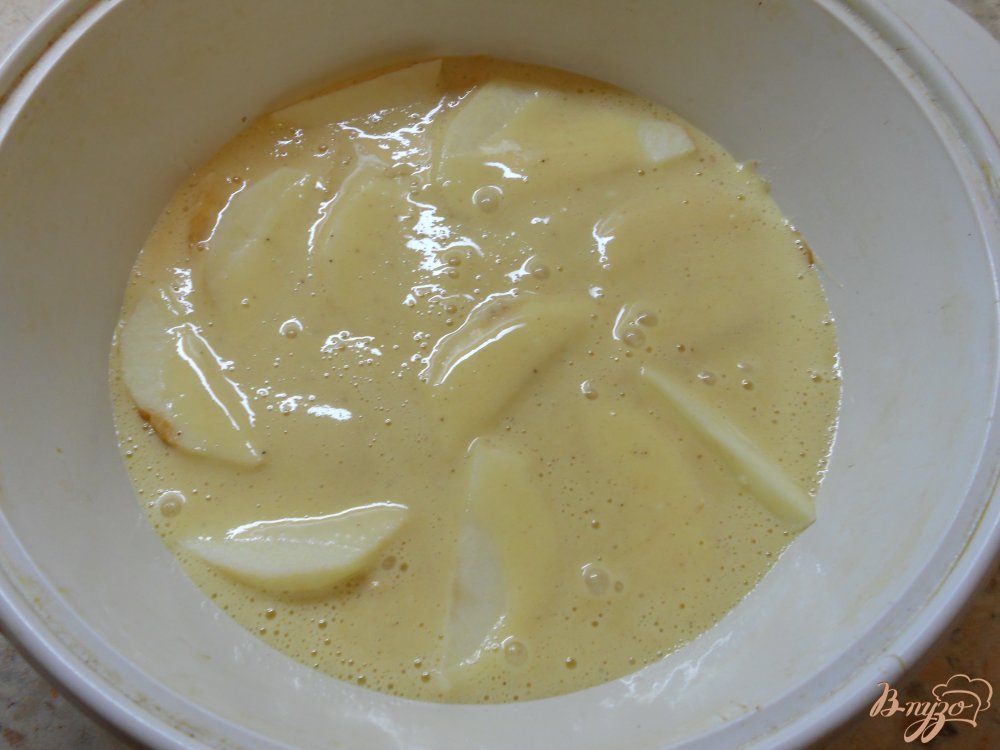 Шарлотка с яблоками и карамелью в микроволновке Шарлотка с яблоками и карамелью в микроволновке