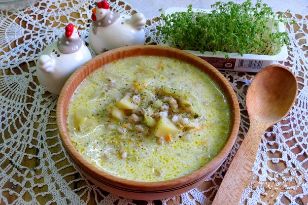фото рецепта: Рассольник с перловкой и сметаной