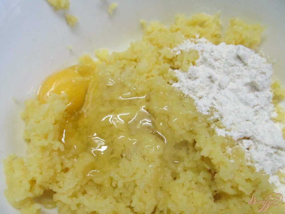 Фото приготовление рецепта: Пирожки из картофельного теста с начинкой из мяса шаг №1