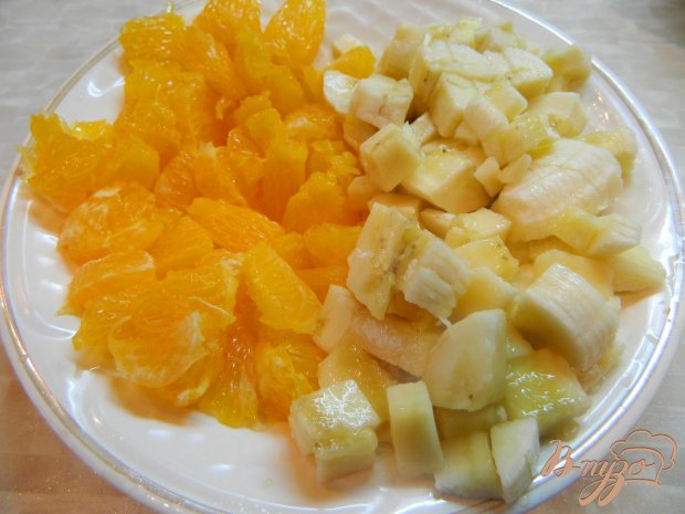 Творожный десерт с фруктами и мятой