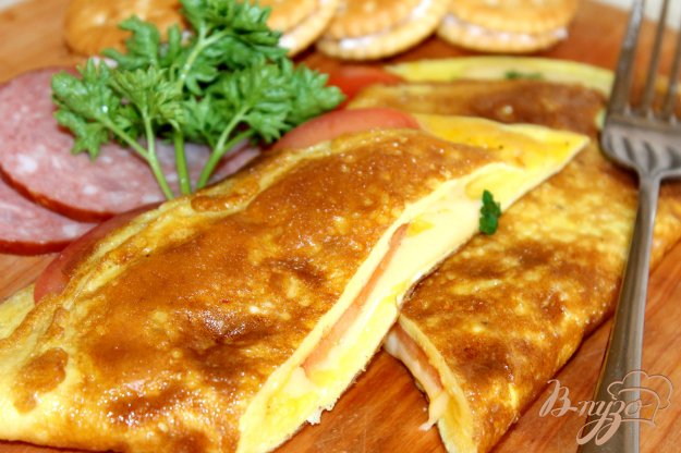 фото рецепта: Омлет с сыром, помидорами и зеленью