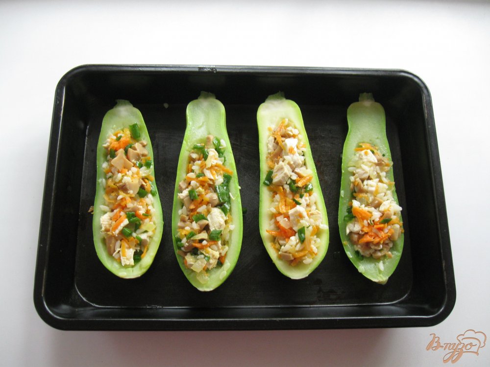 Кабачки, фаршированные грибами и курицей Кабачки, фаршированные грибами и курицей