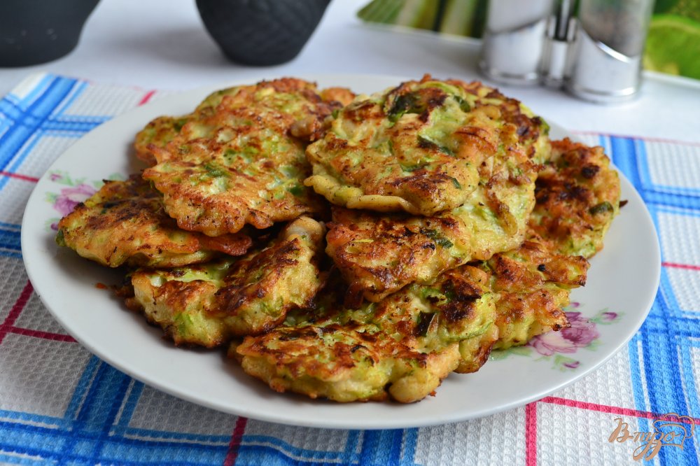 Фото приготовление рецепта: Кабачковые оладьи с курицей шаг №6