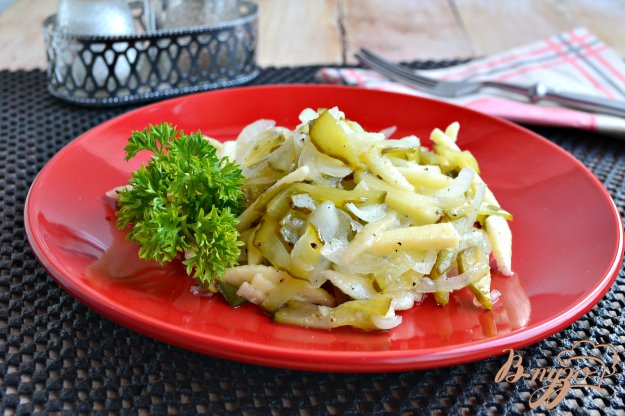 фото рецепта: Салат из маринованных огурцов и яблок