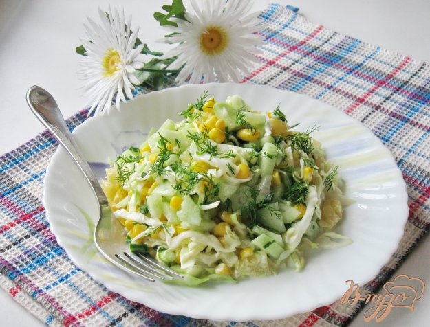 фото рецепта: Салат с ананасом, огурцом и луком