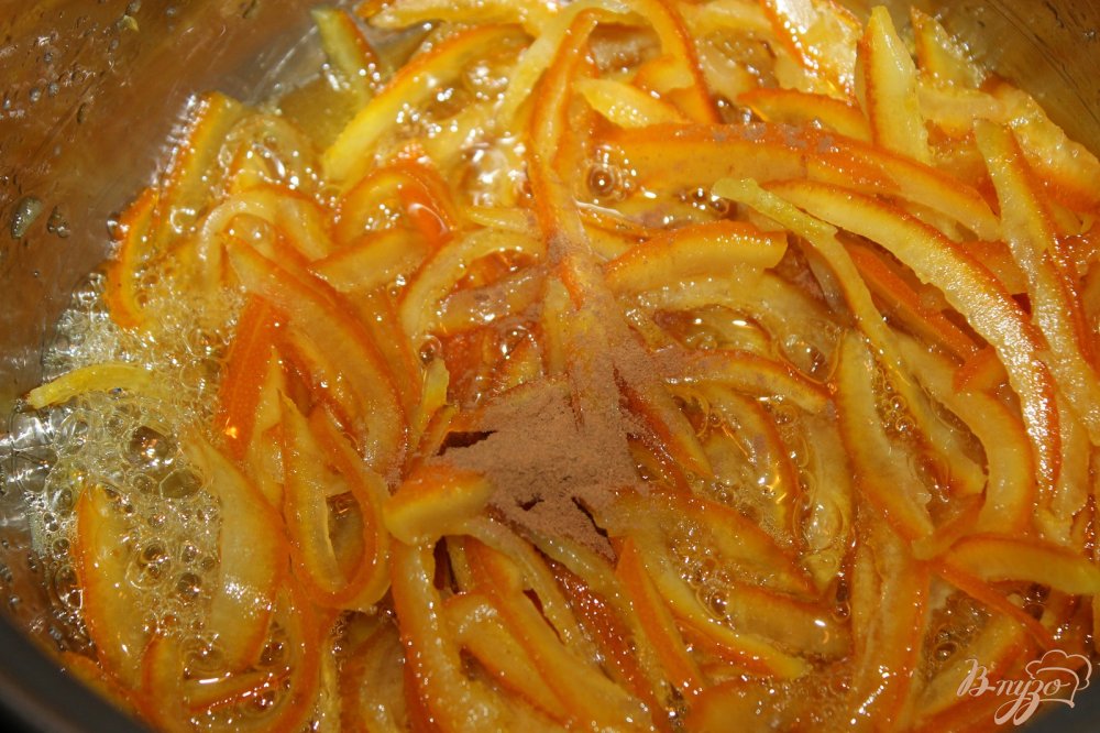 Фото приготовление рецепта: Цукаты из апельсиновых корок с корицей и мускатным орехом шаг №4