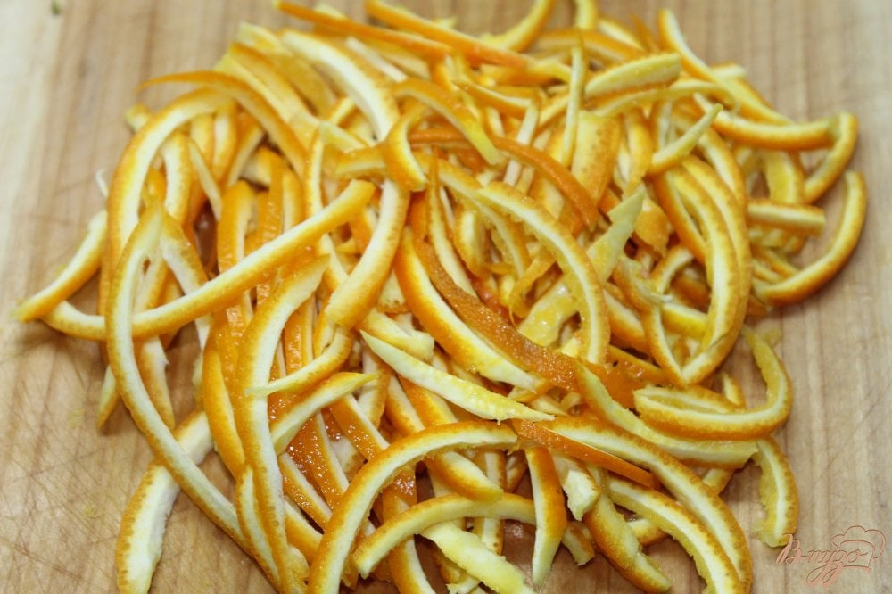 Фото приготовление рецепта: Цукаты из апельсиновых корок с корицей и мускатным орехом шаг №1