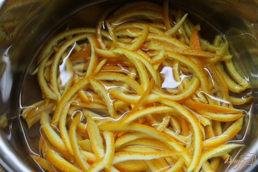 Фото приготовление рецепта: Цукаты из апельсиновых корок с корицей и мускатным орехом шаг №2