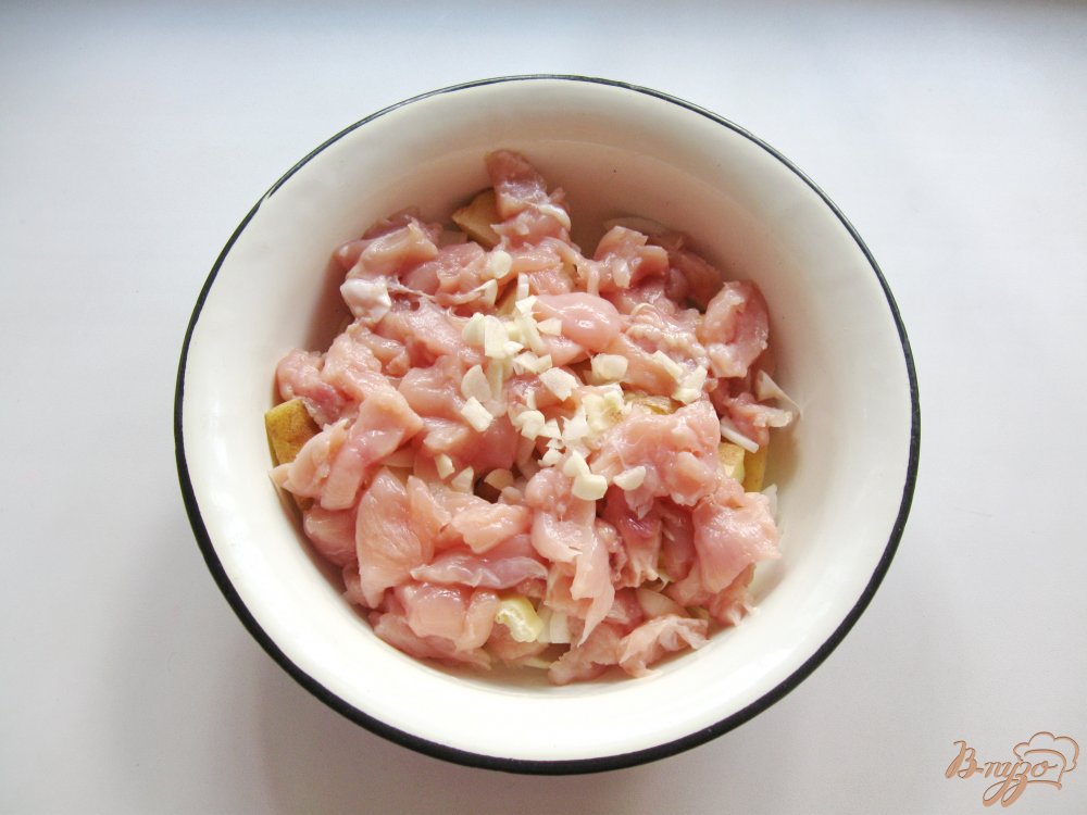 Куриное филе запеченное с картофелем и луком Куриное филе запеченное с картофелем и луком