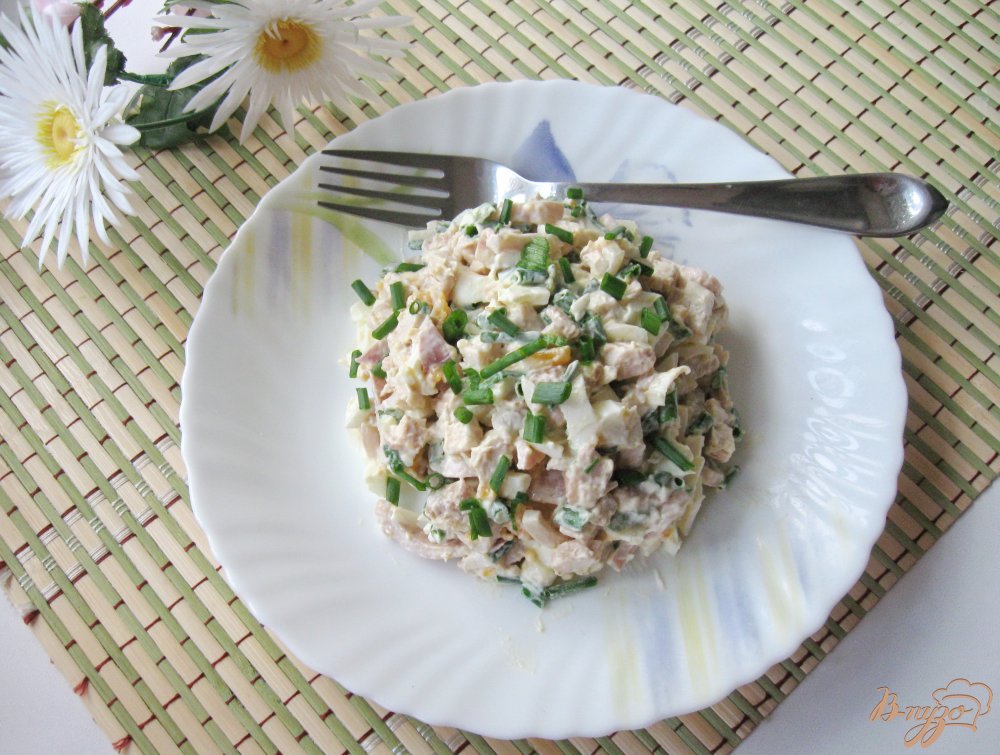Фото приготовление рецепта: Салат с кальмарами и курицей шаг №7