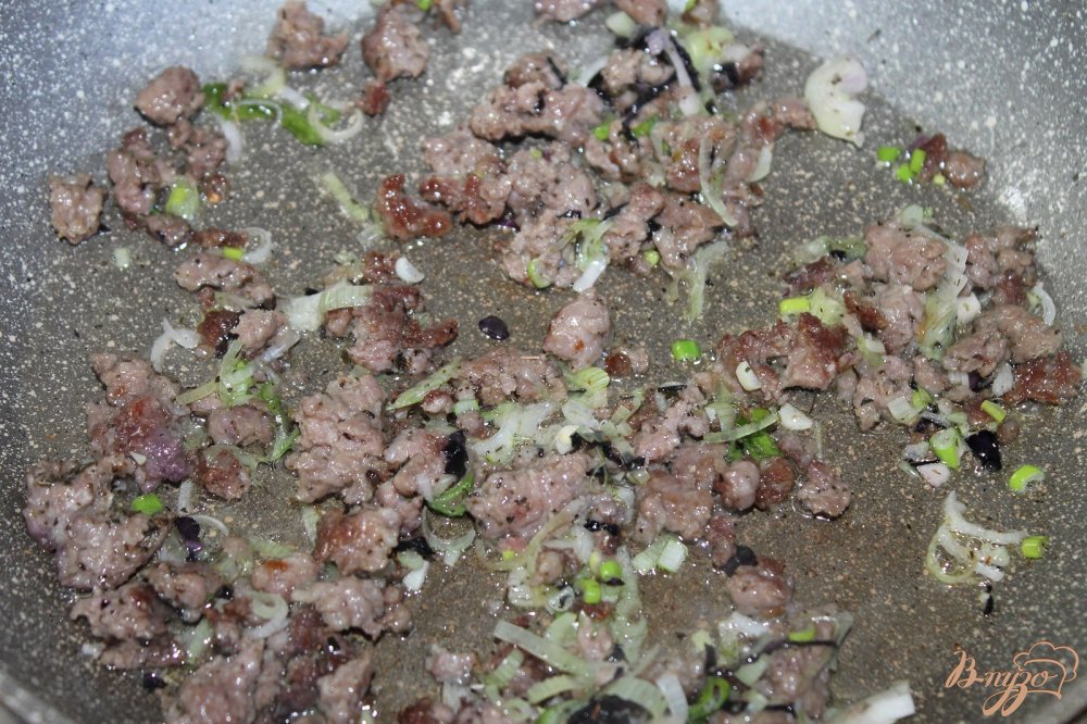 Закрытая пицца с мясным фаршем и помидорами Закрытая пицца с мясным фаршем и помидорами