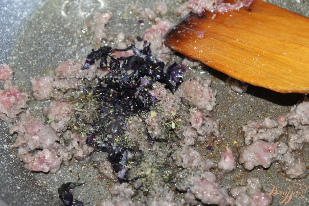 Закрытая пицца с мясным фаршем и помидорами Закрытая пицца с мясным фаршем и помидорами
