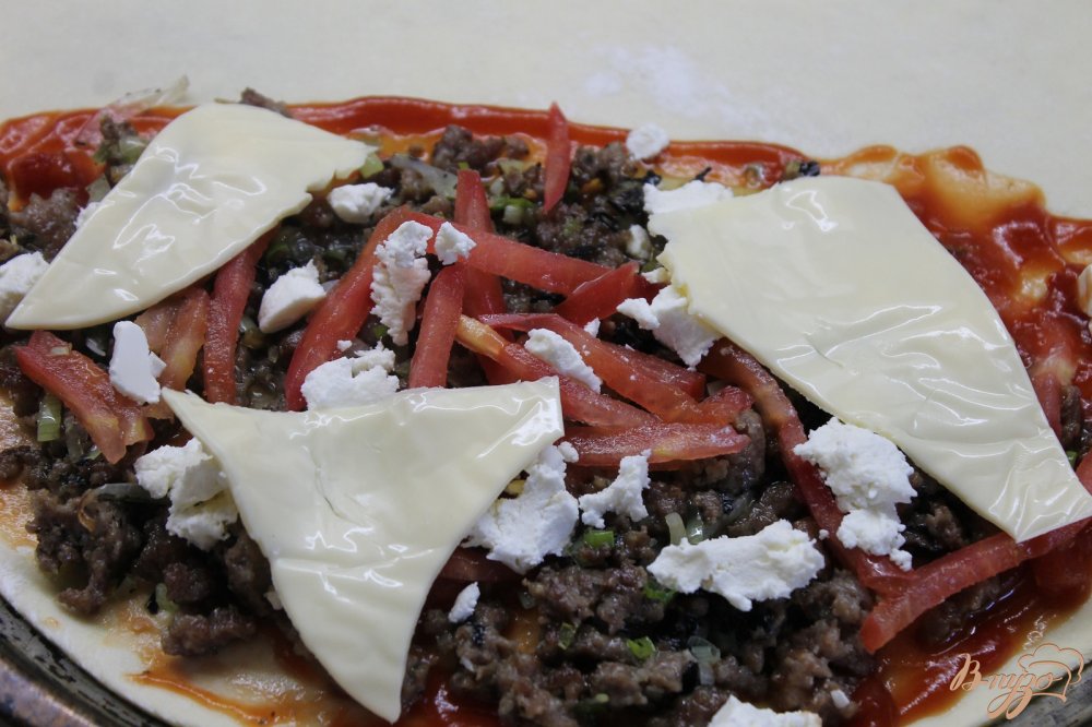 Закрытая пицца с мясным фаршем и помидорами Закрытая пицца с мясным фаршем и помидорами
