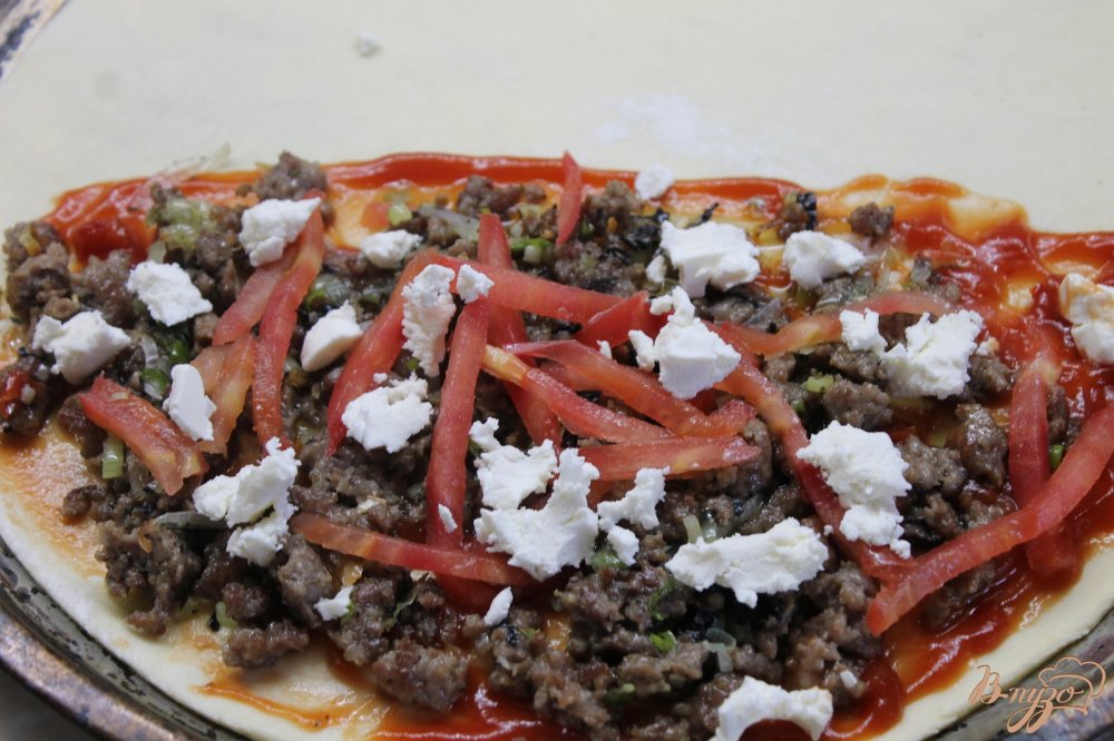 Закрытая пицца с мясным фаршем и помидорами Закрытая пицца с мясным фаршем и помидорами