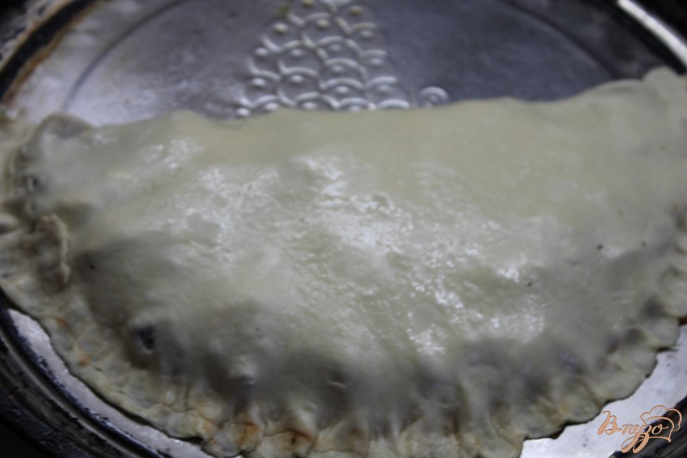 Закрытая пицца с мясным фаршем и помидорами Закрытая пицца с мясным фаршем и помидорами