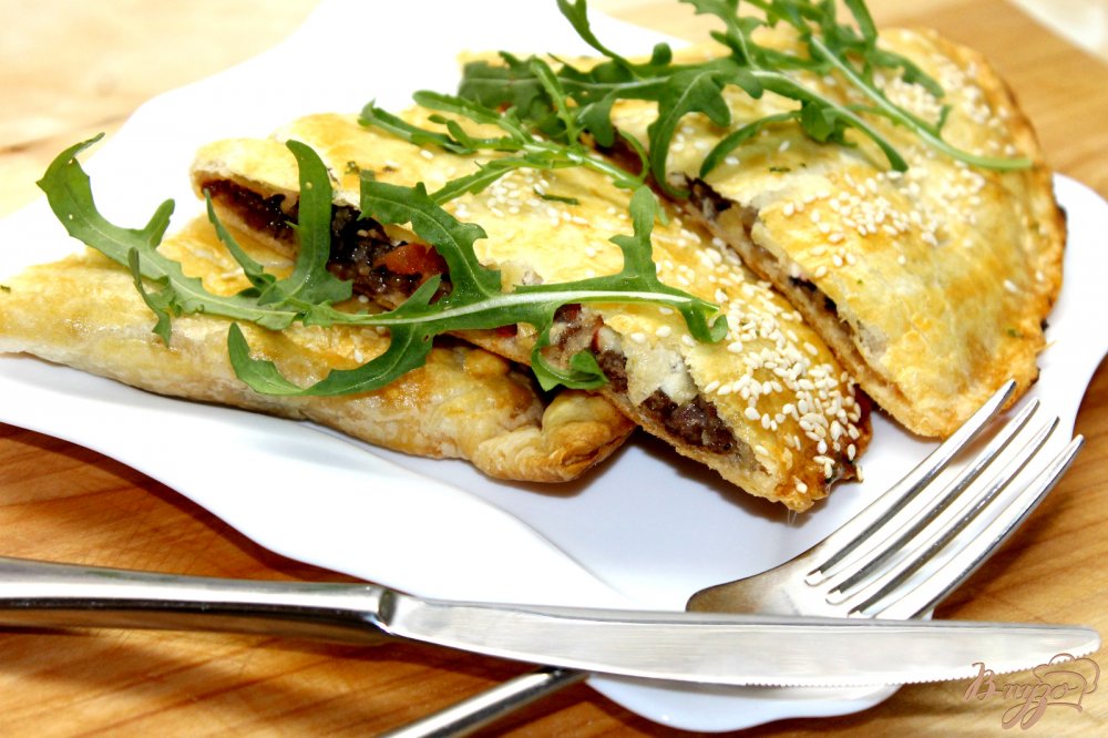 Закрытая пицца с мясным фаршем и помидорами Закрытая пицца с мясным фаршем и помидорами