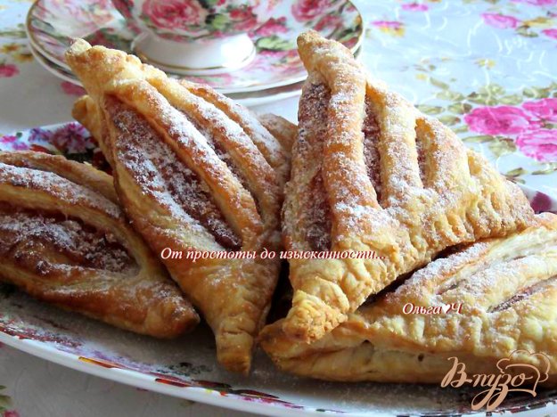 фото рецепта: Слойки с клубничным джемом и кокосовой стружкой
