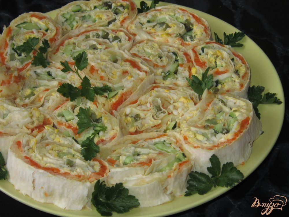 Рулет закусочный из лаваша с корнишонами, морковью и яйцами Рулет закусочный из лаваша с корнишонами, морковью и яйцами