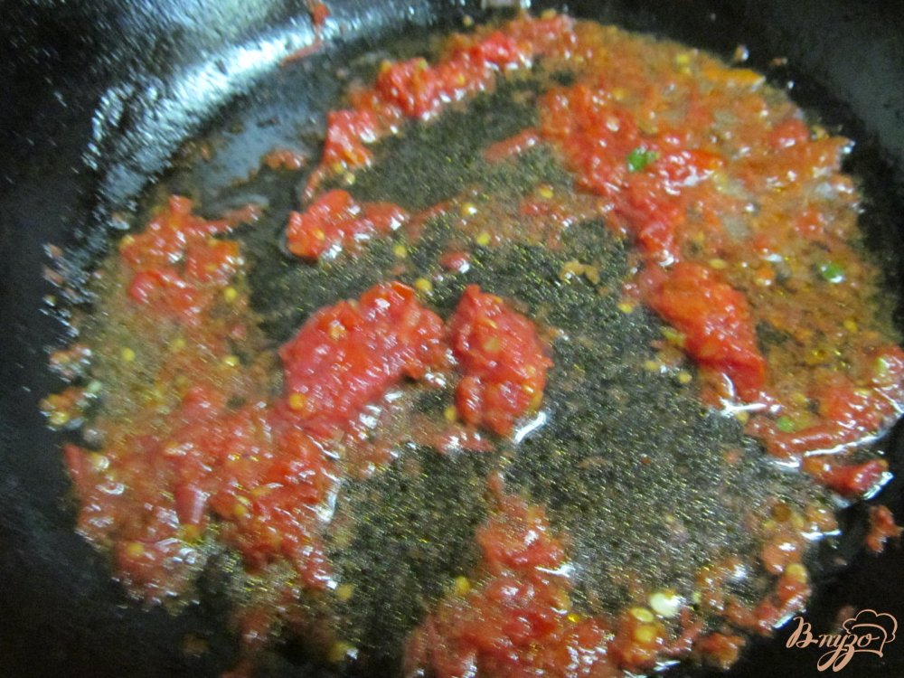 Фото приготовление рецепта: Тушенная свинина с овощами и яблоком шаг №7