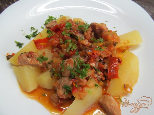 фото рецепта: Тушенная свинина с овощами и яблоком
