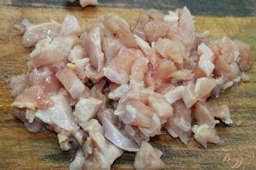 Фото приготовление рецепта: Шпинатные блинчики с курицей и грибами шаг №4